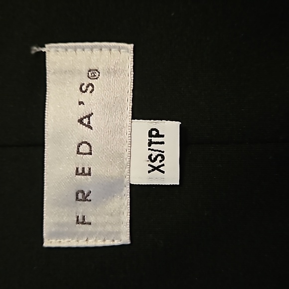 Freda's short black vest - Picture 3 of 5